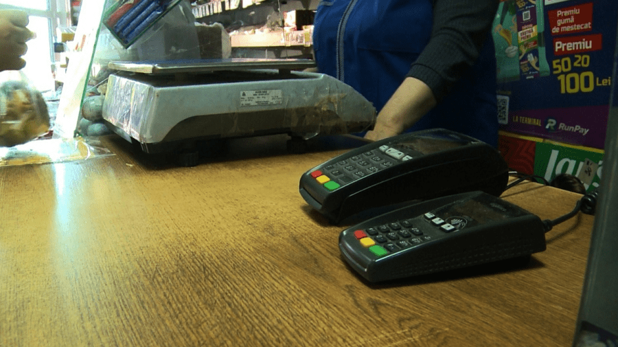 În satele unde nu există bancomate, cetățenii vor putea retrage numerar de pe cardul bancar direct în magazine