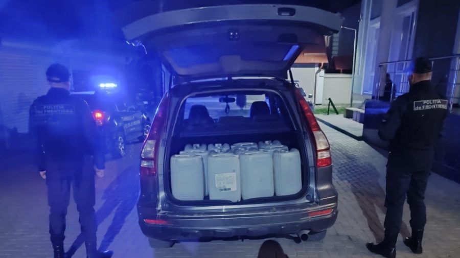 FOTO „Surpriză” pe bancheta din spate a unei mașini: Au fost găsite 12 butelii cu alcool etilic