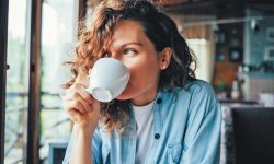 Cafeaua poate reduce durata somnului cu zeci de minute. Specialiștii recomandă ora până la care ar trebui consumată