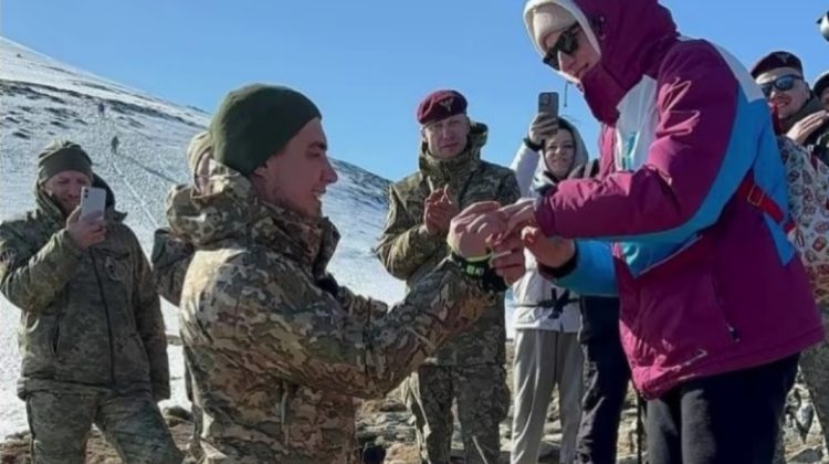 Soldat rămas fără picioare în război și-a cerut iubita în căsătorie la poalele celui mai înalt munte din Ucraina