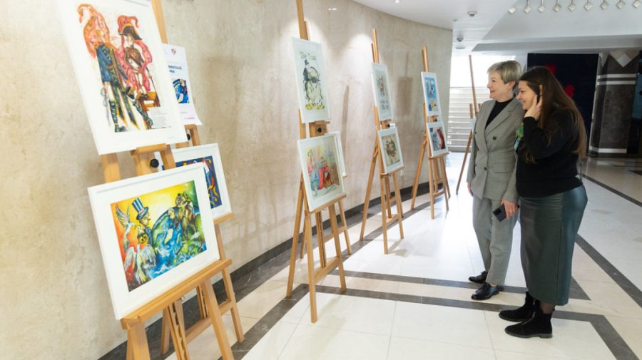 Expoziție de caricaturi în Parlament. Autorii sunt liceeni din Chișinău