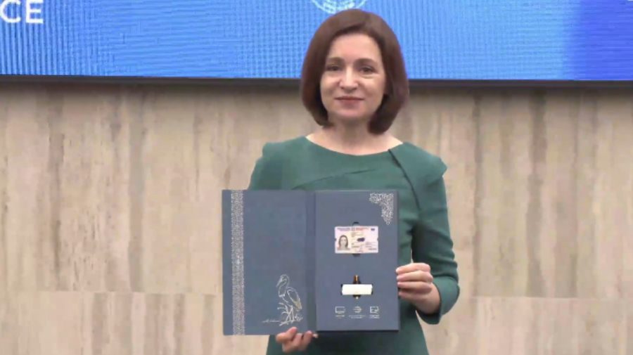 VIDEO Maia Sandu a primit prima carte de identitate de model nou