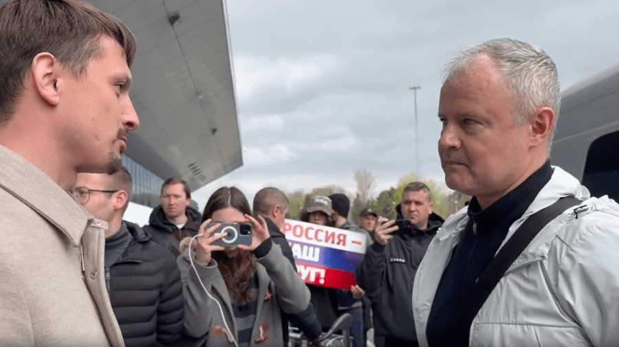 VIDEO Diplomații ruși expulzați de Republica Moldova, petrecuți la Aeroport de acoliții lui Ilan Șor