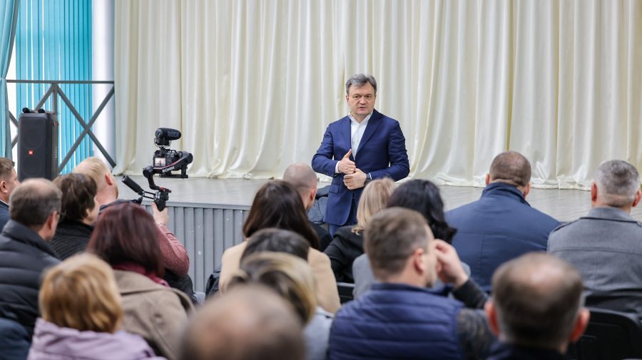 Prim-ministrul Dorin Recean, la discuție cu locuitorii din satul Roșcani, raionul Anenii Noi
