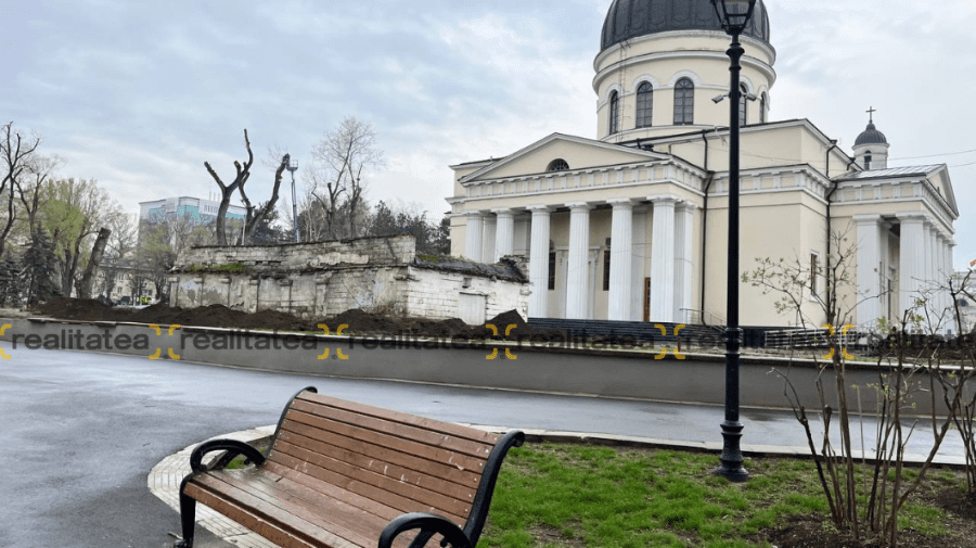 FOTO Gardul metalic din spatele Catedralei a dispărut. Primăria: Se amenajează zona. Mitropolia: Vom gestiona clădirea