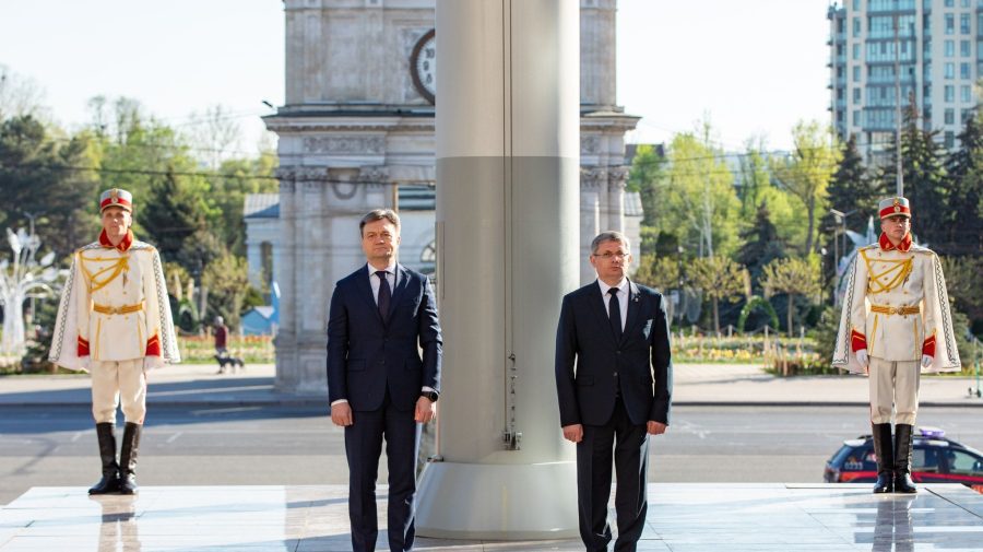Conducerea țării, mesaje de Ziua Drapelului de Stat: Tricolorul nostru ne-a unit, ne-a făcut mândri