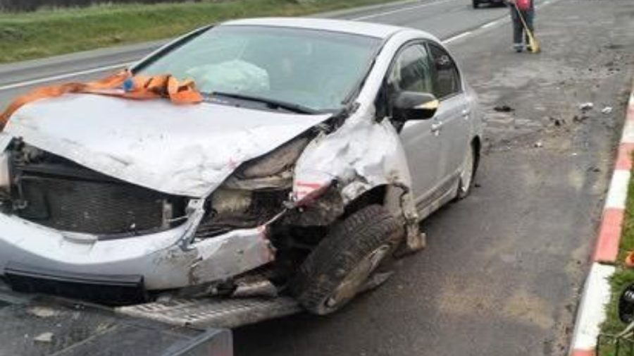 Un automobil s-a izbit într-o mașină ce staționa, la Orhei. O persoană a fost dusă la spital
