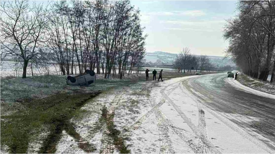 FOTO Ninsoarea de astăzi le-a dat bătăi de cap șoferilor. O mașină a derapat de pe traseu și s-a răsturnat