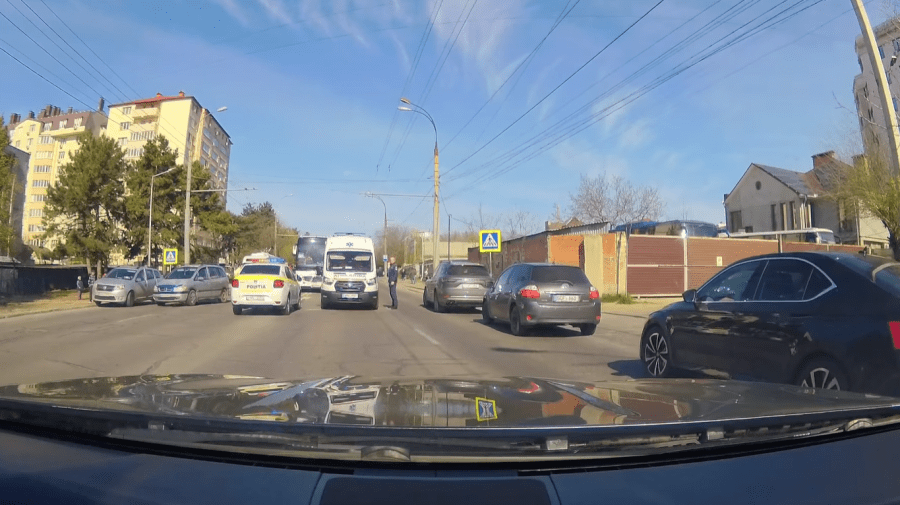 VIDEO Accident în Chișinău. Un pieton a fost lovit de o mașină în timp ce traversa strada regulamentar
