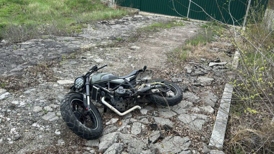 Tragedie la Ialoveni. Un tânăr și-a pierdut viața, după ce s-a tamponat cu motocicleta într-un copac