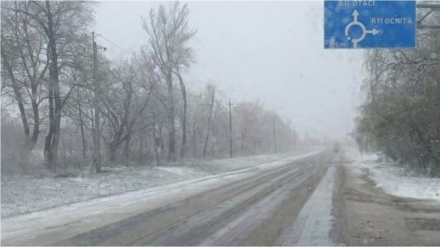 FOTO Ninge la Soroca, Briceni, Edineț și Șoldănești. Drumarii răspândesc material antiderapant