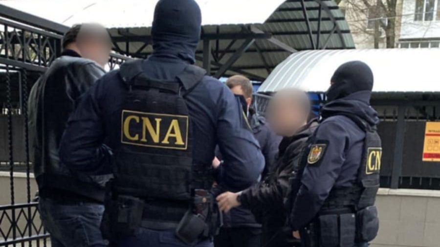 Un bărbat din Chișinău s-a trezit cu ofițerii CNA la ușă. Este cercetat pentru trafic de influență