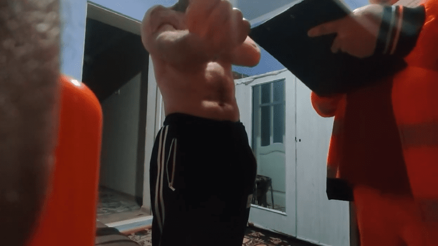VIDEO – beat și agresiv! Un bărbat a lovit cu pumnul un medic, în prezența soției și copiilor