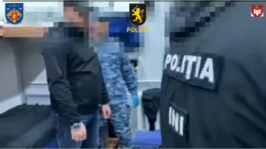 VIDEO Percheziții în Penitenciarul nr.3 – Leova. În celula unui deținut au fost găsiți bani, carduri și telefoane