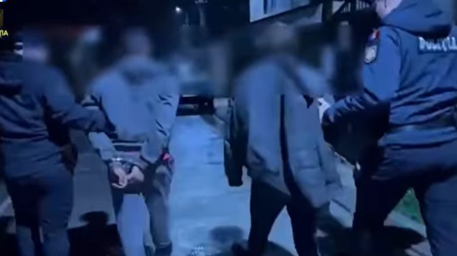 VIDEO Un pensionar din Durlești a rămas fără 900 de lei. Polițiștii i-au reținut pe făptași