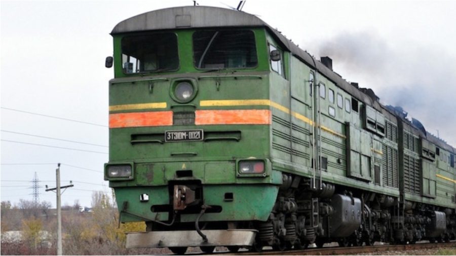 VIDEO Un automobil a fost lovit de un tren de marfă, la Bălți. La fața locului a intervenit poliția