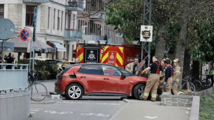 Un șofer a intrat cu mașina în mulțime, la Copenhaga. 11 oameni au fost răniți
