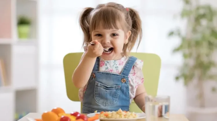 Refluxul gastroesofagian se manifestă diferit în funcție de vârstă. Pediatru: Cel mai important este să nu o confundăm