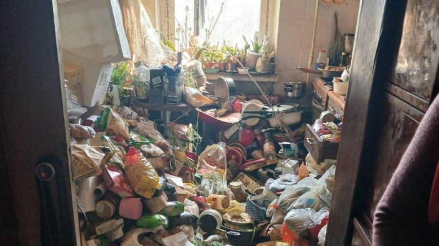 FOTO Apartament transformat în groapă de gunoi, curățat de autorități