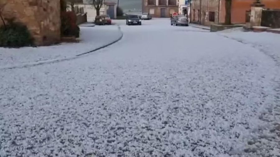 FOTO Grindină uriașă în Spania: Au fost scoase excavatoare pe străzi pentru a îndepărta depunerile masive