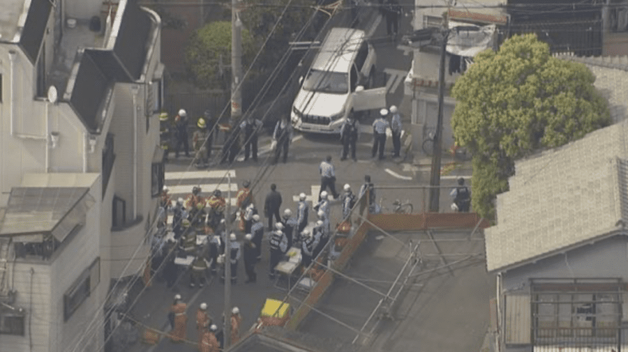 VIDEO Un tânăr a intrat cu mașina într-un grup de copii la Osaka. Cel puțin 7 victime