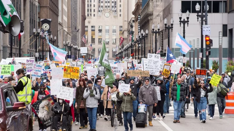 Mii de americani au protestat împotriva politicii lui Trump