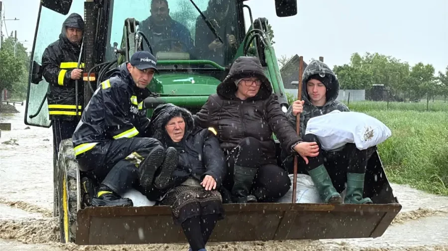 România este sub ape! Evacuări dramatice cu buldozere; Nicușor Dan cere să se intervină rapid