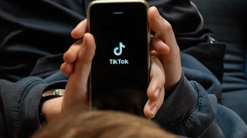 „Siguranța copiilor trebuie să fie pe primul loc”. Țara care va interzice TikTok, Snapchat și Roblox până la 16 ani