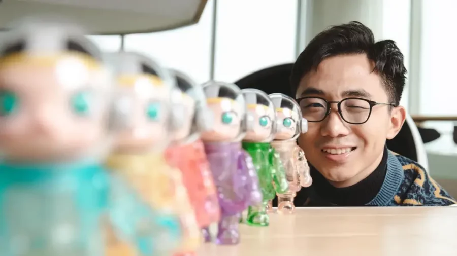 Fondatorul companiei care vinde jucăriile Labubu a devenit cel mai tânăr miliardar din China