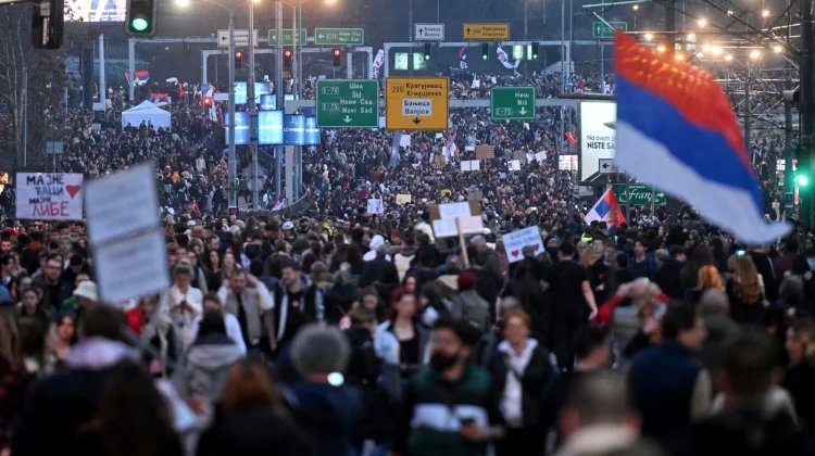 Serbia: Baricade în Belgrad în cea de-a doua noapte de proteste