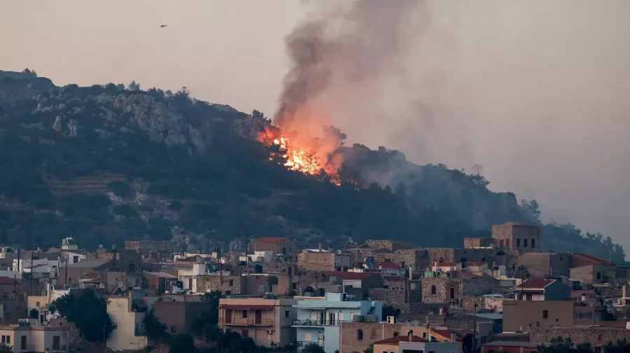 O femeie, cercetată pentru provocarea accidentală a unui incendiu în Grecia din cauza unei ţigări