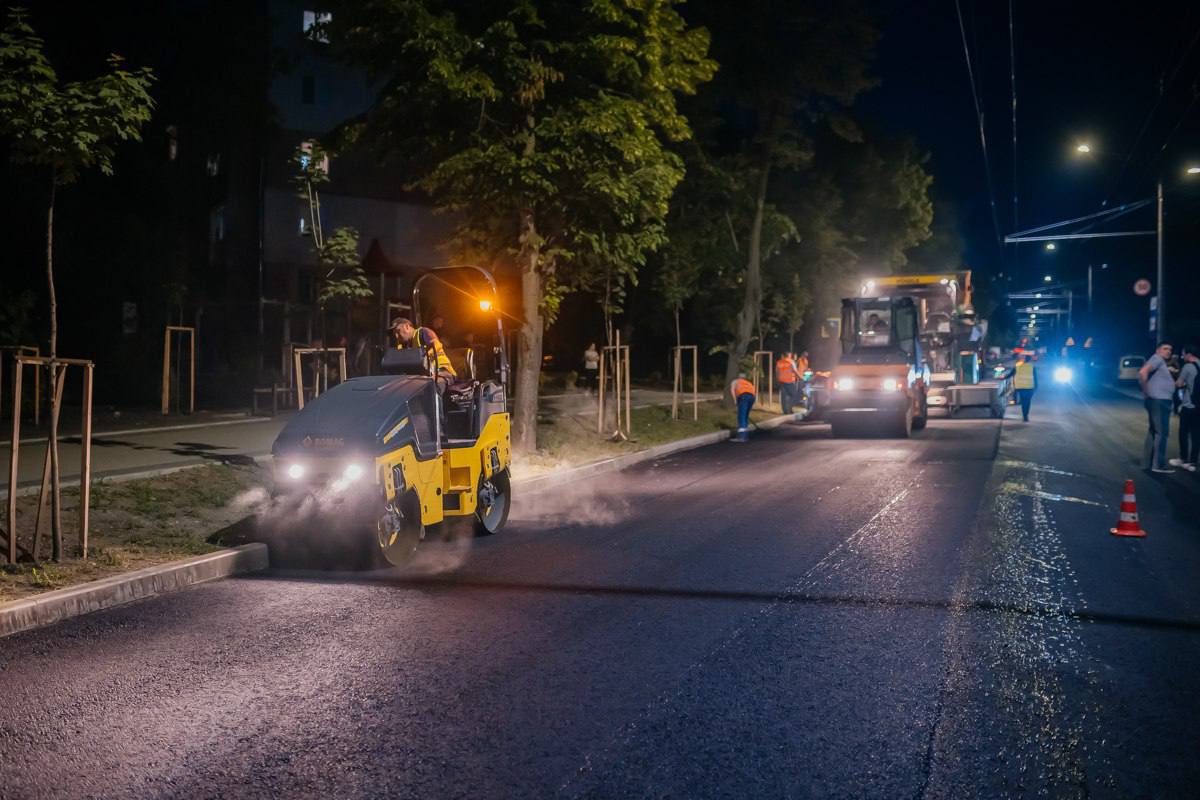 Lucrări de reparație pe strada Meșterul Manole din Chișinău. A fost aplicat primul strat de asfalt