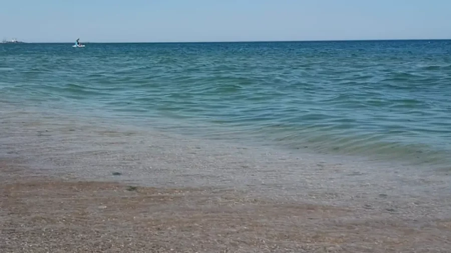 Turiștii se plâng zilele acestea că apa Mării Negre este rece ca gheața