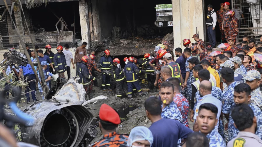 FOTO, VIDEO Cel puțin 19 morți și 100 de răniți, după ce un avion militar s-a prăbușit peste o școală în Bangladesh