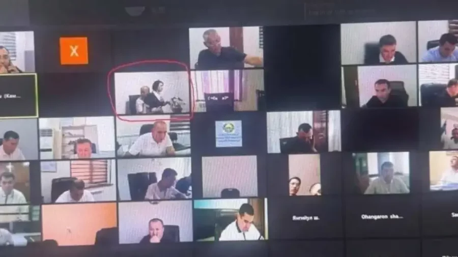 „Coldplay” în Uzbekistan: Un oficial și-a așezat secretara pe genunchi la ședința online