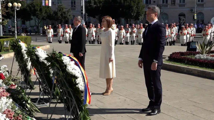 NO COMMENT | DEPUNERE DE FLORI LA MONUMENTUL LUI ȘTEFAN CEL MARE DE ZIUA INDEPENDENȚEI