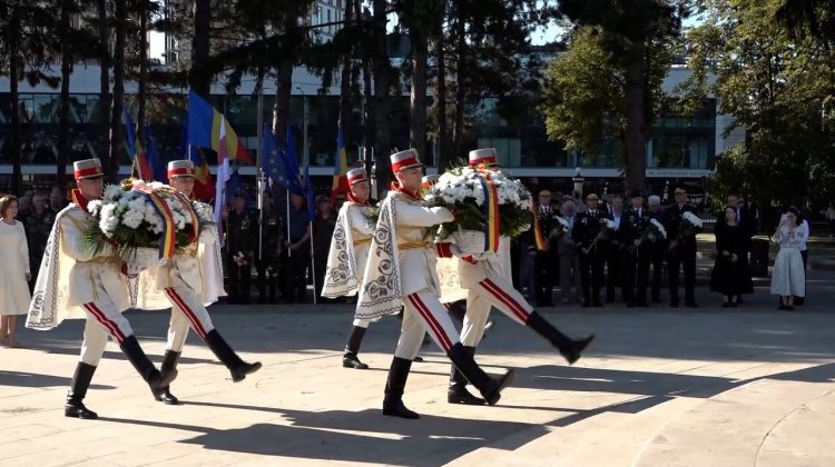 NO COMMENT | LA 34 DE ANI DE INDEPENDENȚĂ, CONDUCEREA ȚĂRII DEPUNE FLORI LA „MAICA ÎNDURERATĂ”