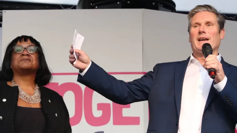 Consilierul principal al premierului britanic a demisionat după mesaje cu tentă sexuală adresate deputatei Diane Abbott