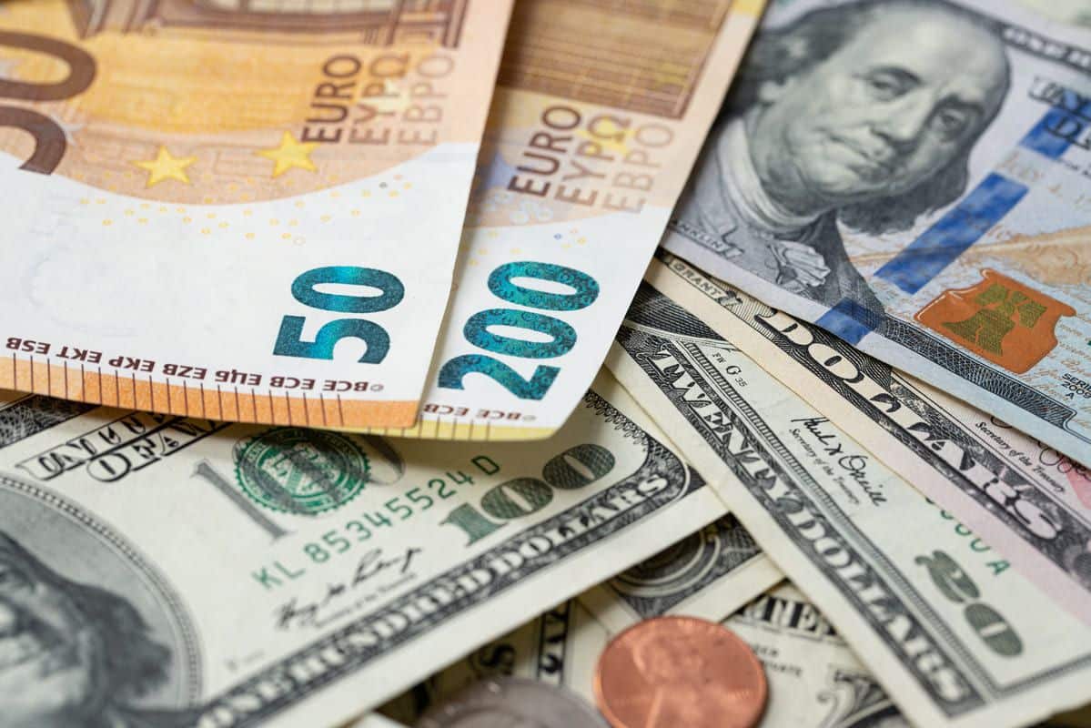 Curs valutar 20 octombrie 2026: Cât valorează un euro și un dolar