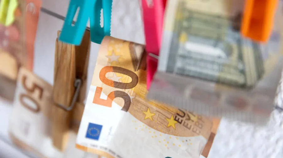 Cursul valutar afișat de BNM: Euro se apreciază, iar dolarul pierde teren
