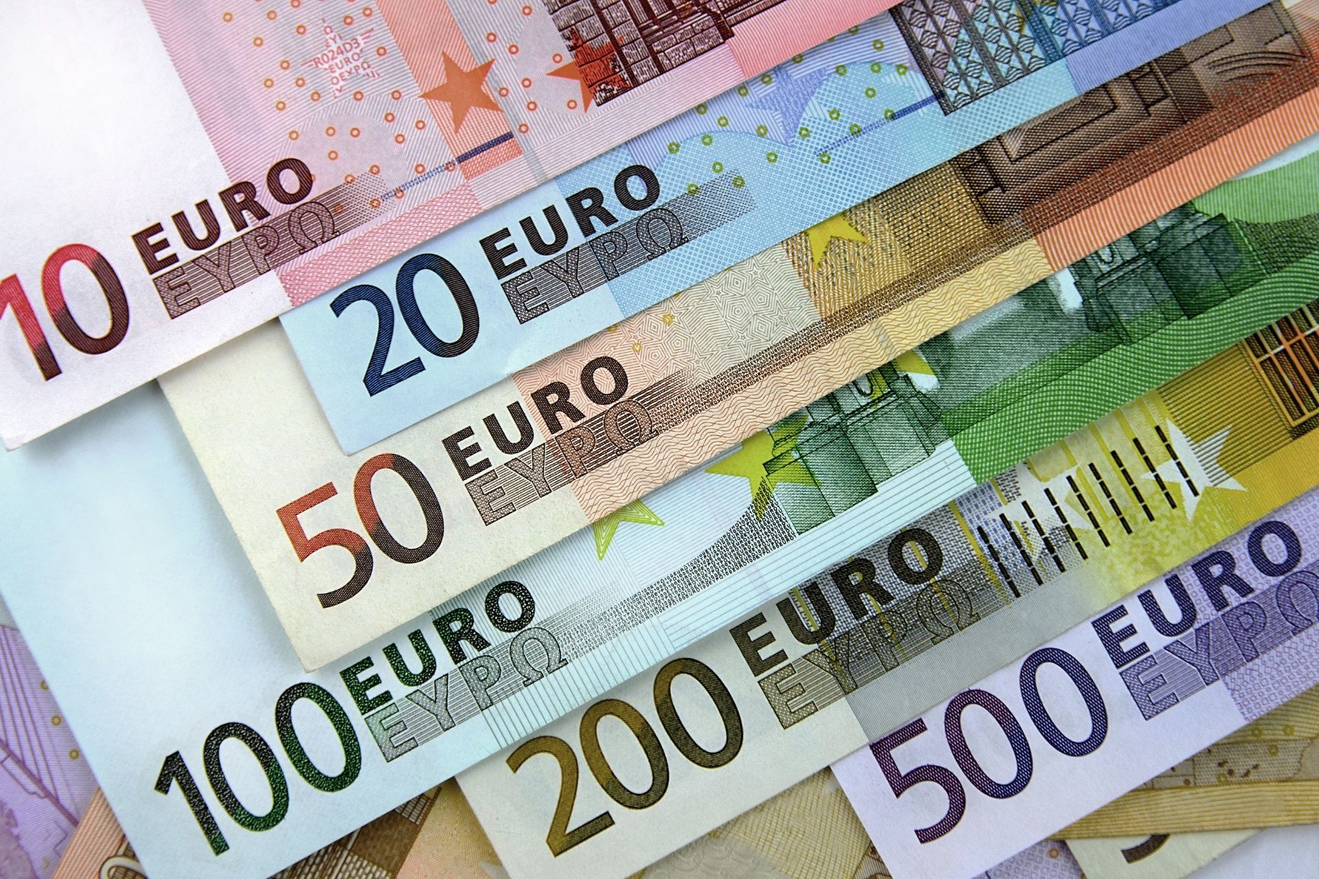 Curs valutar 31 august 2026: Cât valorează un euro și un dolar