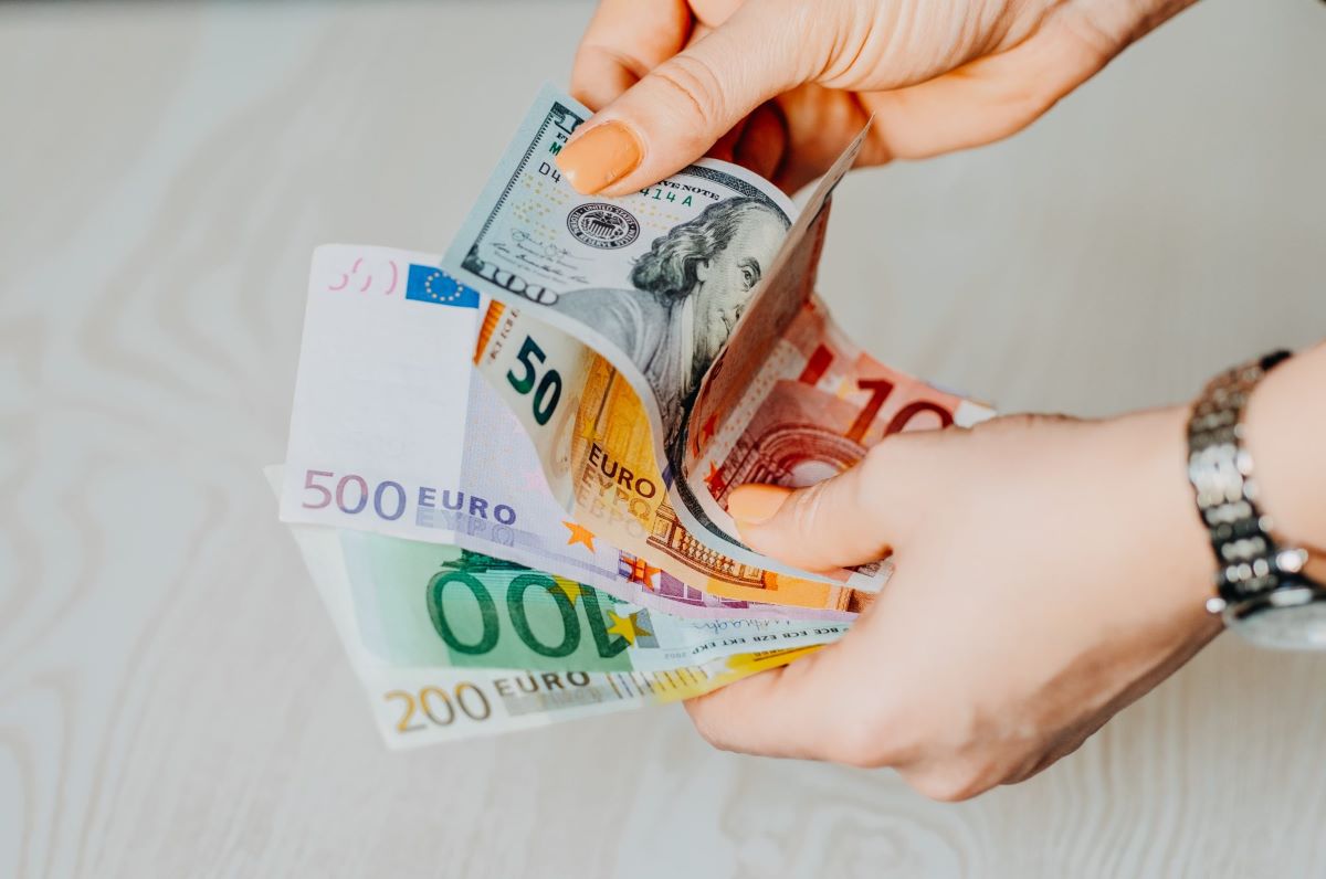 Curs valutar 17 septembrie 2026: Cât valorează un euro și un dolar