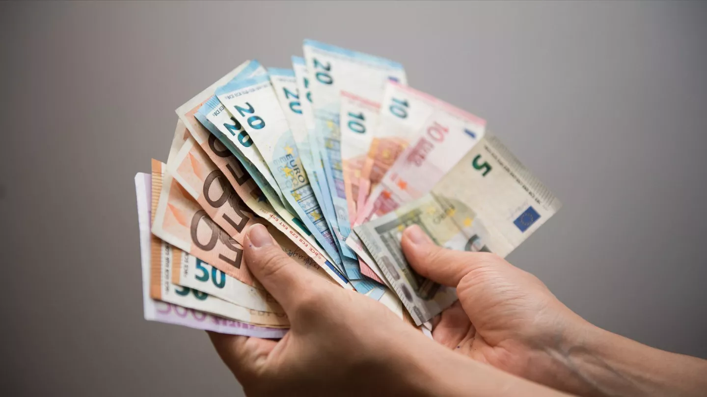 Curs valutar 17 august 2026: Cât valorează un euro și un dolar