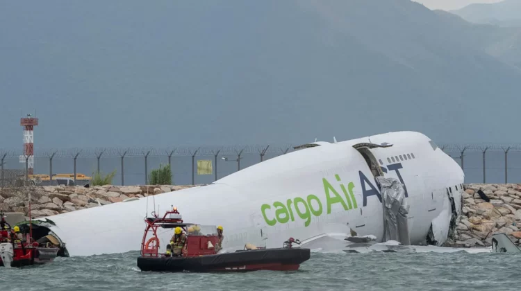 Tragedie pe aeroportul din Hong Kong: Avion cargo prăbușit în mare după coliziunea cu un vehicul – doi morți