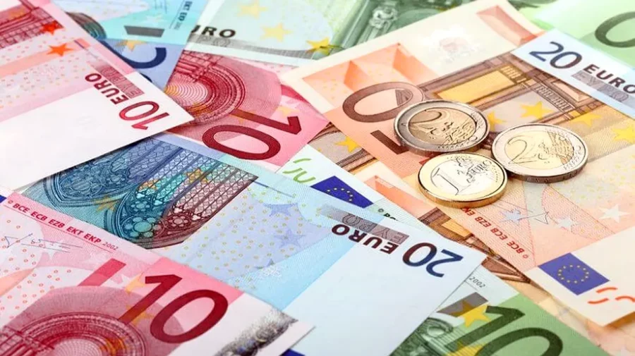 Curs valutar 30 octombrie 2025: Cât valorează un euro și un dolar?