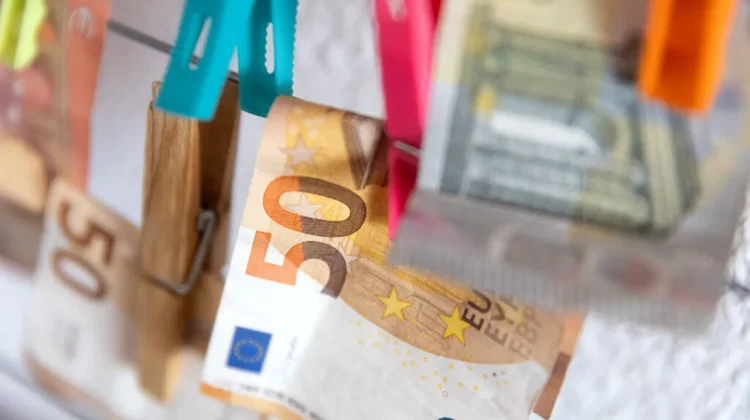 Curs valutar 21 noiembrie 2025: Cât valorează un euro și un dolar?