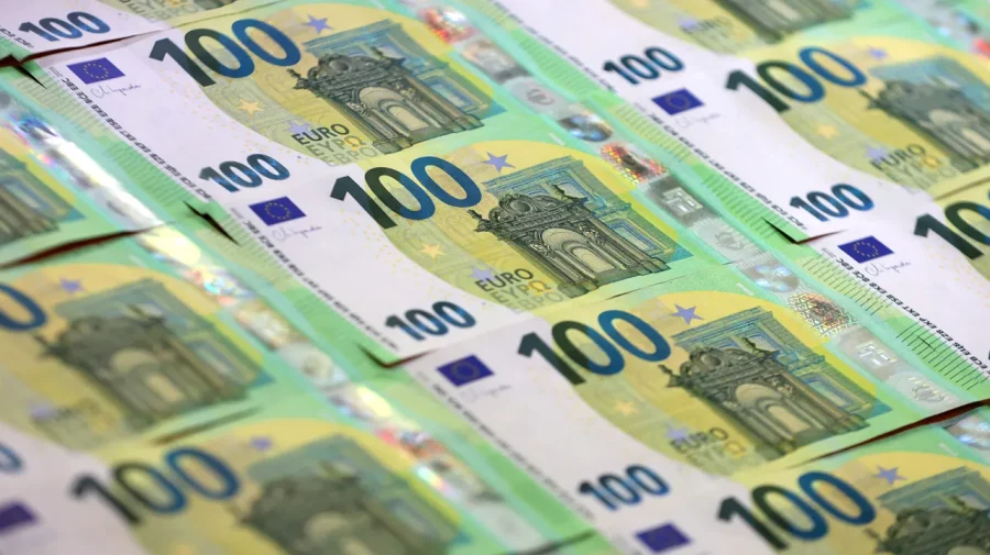 Curs valutar 28 noiembrie 2025: Cât valorează un euro și un dolar