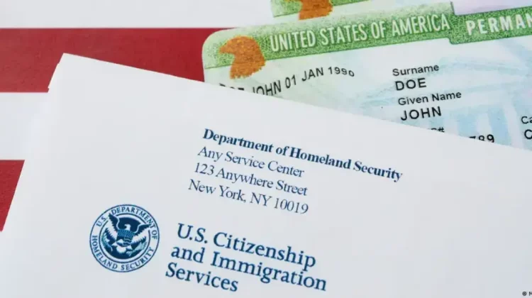 Trump a ordonat o revizuire amplă a cărților verzi emise imigranților din 19 țări