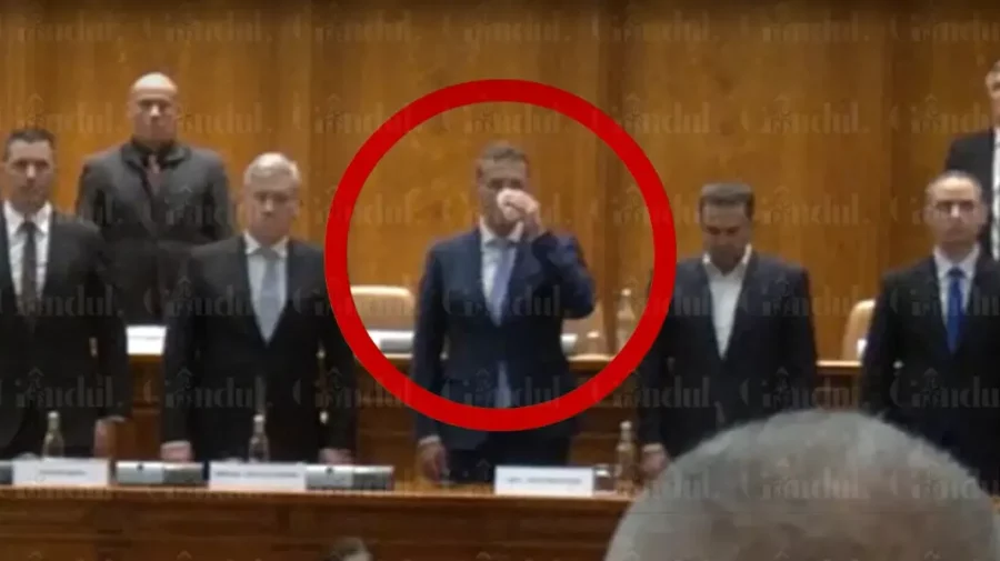 VIDEO Ministrul Apărării al României, surprins sorbind cafea în Parlament, în timpul intonării imnului național