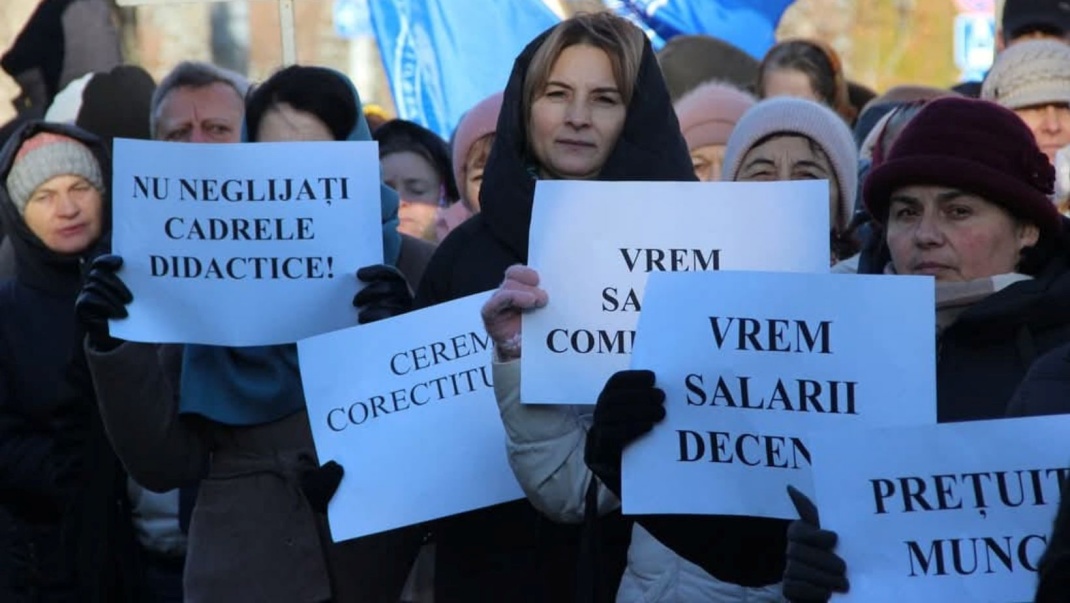 Profesorii ies azi la protest în Piața Marii Adunări Naționale. Urmărește în direct pe RLIVE